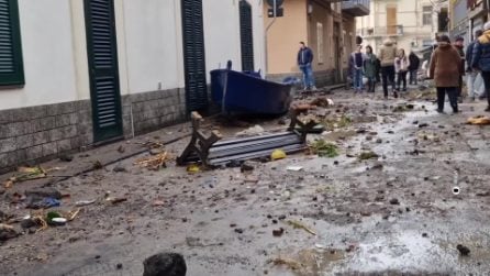 Maltempo in Sicilia, danni sul lungomare di Aci Trezza: le strade invase da rocce
