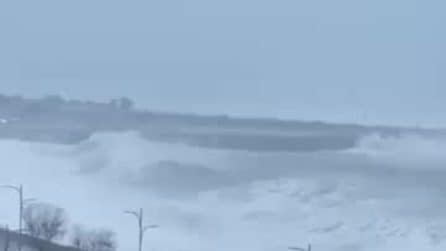 Mareggiate e danni, a Catanzaro è emergenza maltempo: onde altissime