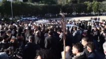 I funerali di Aba ucciso a La Spezia: migliaia di persone presenti alle esequie