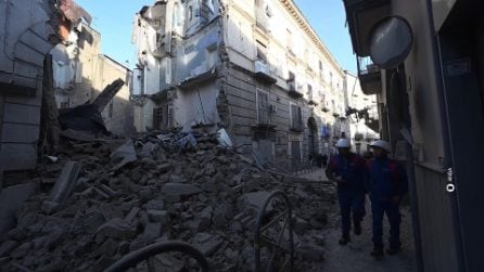 Crolla palazzo a Casoria, era stato appena evacuato per una perdita d'acqua