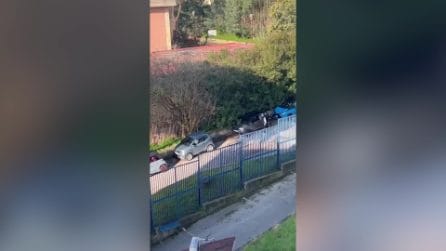Rubano una minicar fuori al Liceo Vittorini all'Arenella, gli studenti vedono tutto dall'aula e filmano il furto