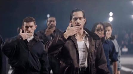 Mahmood si esibisce nell'inedito MOET durante la sfilata di Willy Chavarria