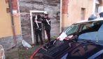 Tenta di uccidere la madre con una sparachiodi, arrestato 40enne: il video dei Carabinieri sul posto