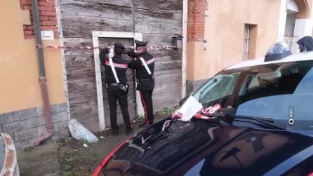 Tenta di uccidere la madre con una sparachiodi, arrestato 40enne: il video dei Carabinieri sul posto