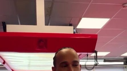 Lewis Hamilton mostra quello che non si è visto del debutto della Ferrari SF-26: "Ecco il dietro le quinte"
