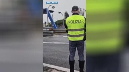 Scontri fra tifosi di Lazio e Napoli in autostrada armati di bastoni e coltelli: bloccate 80 persone