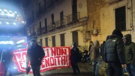 Bagnoli, i comitati bloccano i camion dei lavori per l'America's Cup: presidi in strada con gli striscioni