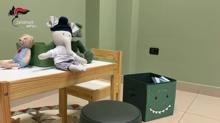 Picchia l'ex moglie, calci e sputi in faccia, poi prova a strangolarla: arrestato 58enne a Napoli