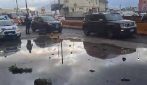Via Acton allagata per voragini a Napoli, caos traffico