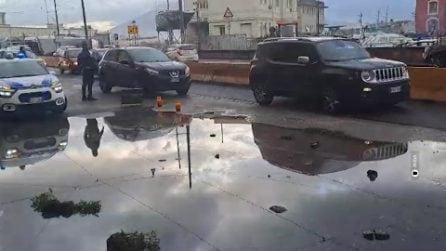 Via Acton allagata per voragini a Napoli, caos traffico