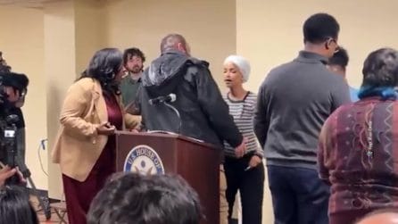 Deputata dem Usa spruzzata con una sostanza sconosciuta mentre parla a Minneapolis