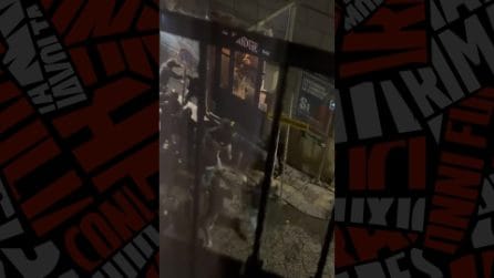 Ultras del Napoli assaltano il pub dove ci sono i tifosi del Chelsea: scontri a Chiaia dopo la partita