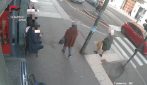 Torino, segue una vecchietta fino a casa e la fa cadere per strapparle il portafoglio