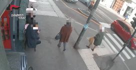 Torino, segue una vecchietta fino a casa e la fa cadere per strapparle il portafoglio