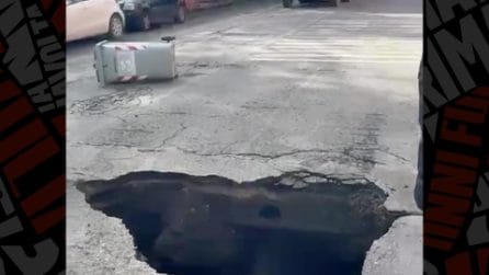 Voragine a Bagnoli, dove passano i tir dell'America's Cup: strada chiusa e traffico bloccato