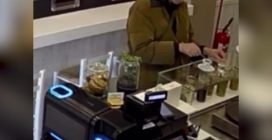 Bari, ladra ruba le mance in una creperia Stacco: il video diventa virale e scatena indignazione