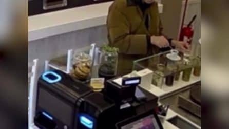 Bari, ladra ruba le mance in una creperia Stacco: il video diventa virale e scatena indignazione