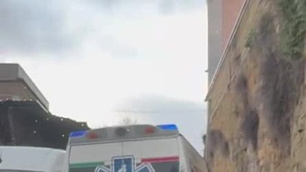 Ambulanza bloccata in Zona Ospedaliera per una voragine, traffico vicino al Policlinico