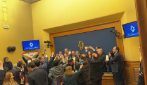 Opposizioni bloccano evento sulla remigrazione alla Camera e cantano 'Bella ciao'