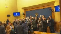 Opposizioni bloccano evento sulla remigrazione alla Camera e cantano 'Bella ciao'