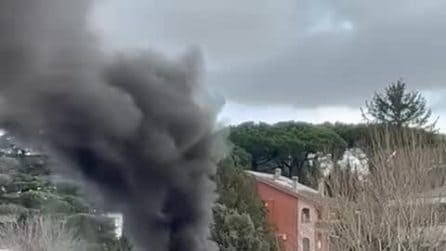 Scuolabus carico di studenti prende fuoco ai Castelli Romani: strada chiusa, soccorritori sul posto