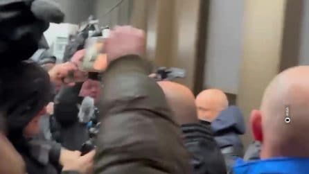 Strage di Crans-Montana, Jacques e Jessica Moretti contestati dai familiari delle vittime prima dell'interrogatorio