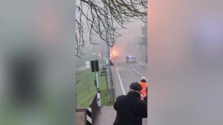 Arezzo, esplodono le bombole d'ossigeno trasportate su un camion: tre feriti, mezzo in fiamme