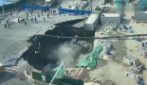 Cina, un'enorme voragine inghiotte una strada di Shanghai