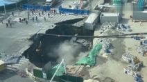 Cina, un'enorme voragine inghiotte una strada di Shanghai