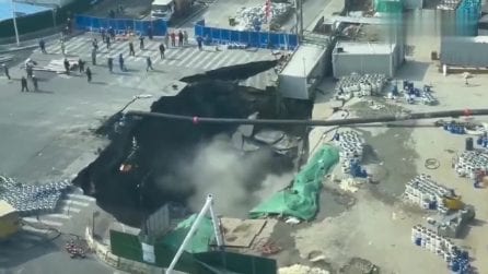 Cina, un'enorme voragine inghiotte una strada di Shanghai