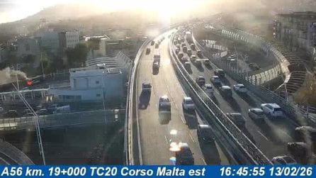 Tangenziale Napoli, auto si incendia a Corso Malta: traffico impazzito al casello