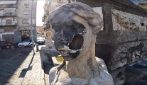 Sfondata la testa della sfinge di piazza Mercato a Napoli: bucata la faccia