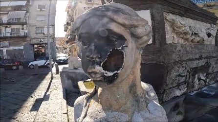 Sfondata la testa della sfinge di piazza Mercato a Napoli: bucata la faccia