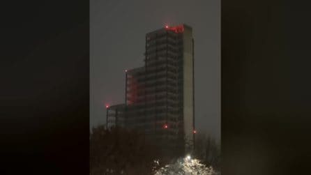 Uomo si lancia illegalmente con il paracadute dalla torre di Desio