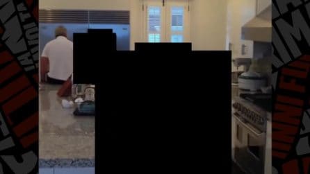 Caso Epstein, in un video inedito il finanziere rincorre due ragazze nella cucina di casa sua