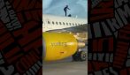 Si arrampica sul tetto di un aereo a Valenciza e blocca il decollo: volo in ritardo di due ore