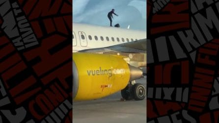 Si arrampica sul tetto di un aereo a Valenciza e blocca il decollo: volo in ritardo di due ore