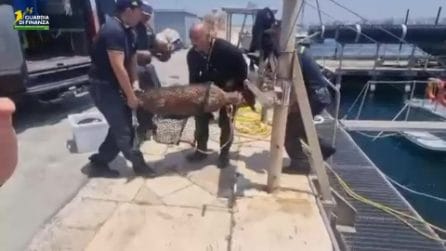 La Guardia di Finanza recupera le anfore da una nave di epoca romana in Puglia