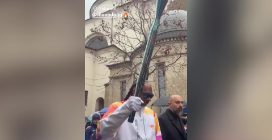 Il rapper Snoop Dogg tedoforo a Gallarate per le Olimpiadi Milano-Cortina tra fan e neve finta