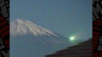 La palla di fuoco dietro il Monte Fuji