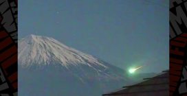 La palla di fuoco dietro il Monte Fuji