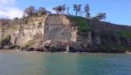 Procida, crolla un costone alla Marina della Corricella