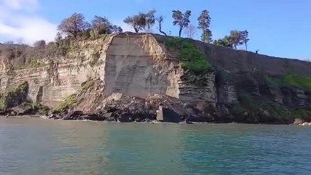 Procida, crolla un costone alla Marina della Corricella
