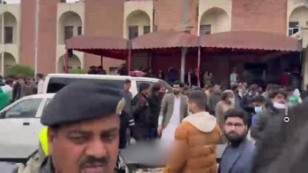 Pakistan, esplosione in una moschea a Islamabad: decine di morti e feriti