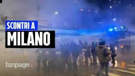 Tensioni al corteo contro le Olimpiadi a Milano: petardi e fumogeni, la polizia risponde con cariche