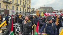 Inizia il corteo a Milano contro le Olimpiadi e l'Ice: decine di persone in piazza