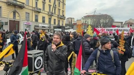 Inizia il corteo a Milano contro le Olimpiadi e l'Ice: decine di persone in piazza