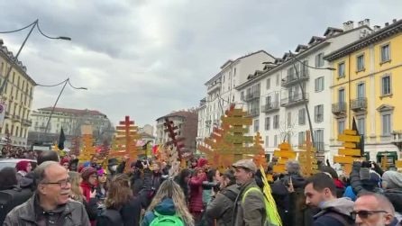 Il corteo a Milano contro le Olimpiadi e la presenza dell'Ice: "Giochi insostenibili"