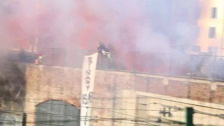 Petardi e striscioni in corso Lodi a Milano durante il corteo contro le Olimpiadi