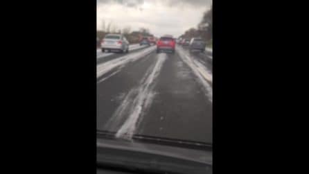Grandine e pioggia in autostrada fra Roma e Napoli: "L'asfalto è ghiacciato"